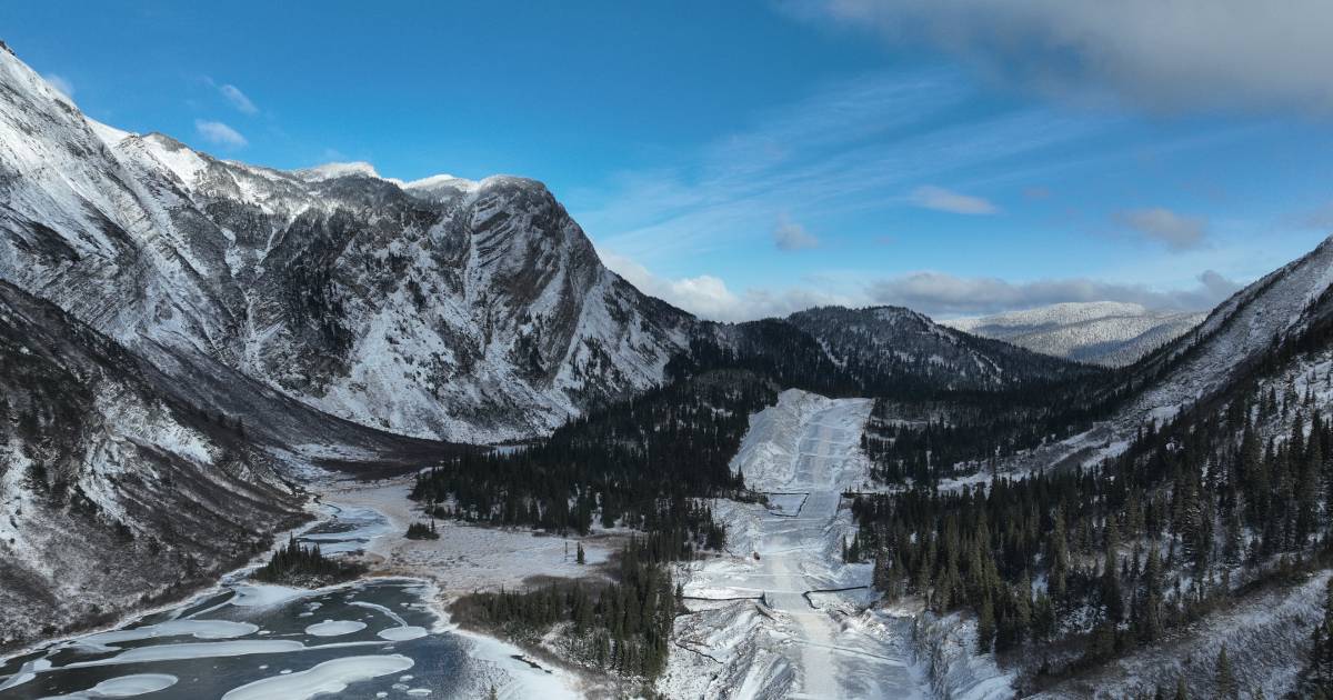 Side-by-side comparison of LiDAR point cloud and photogrammetric mesh of a foothills survey site in Alberta